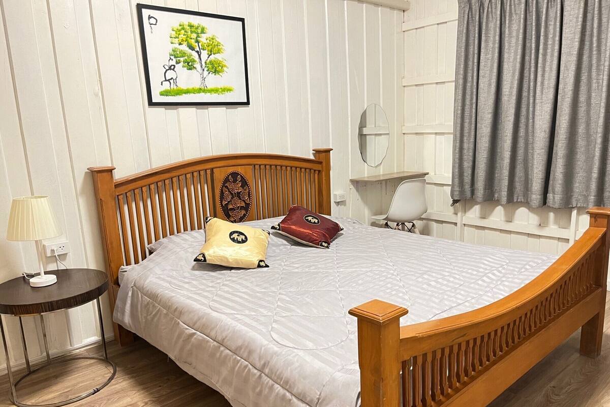 King Room, Private Bathroom | WiFi (free), bed sheets