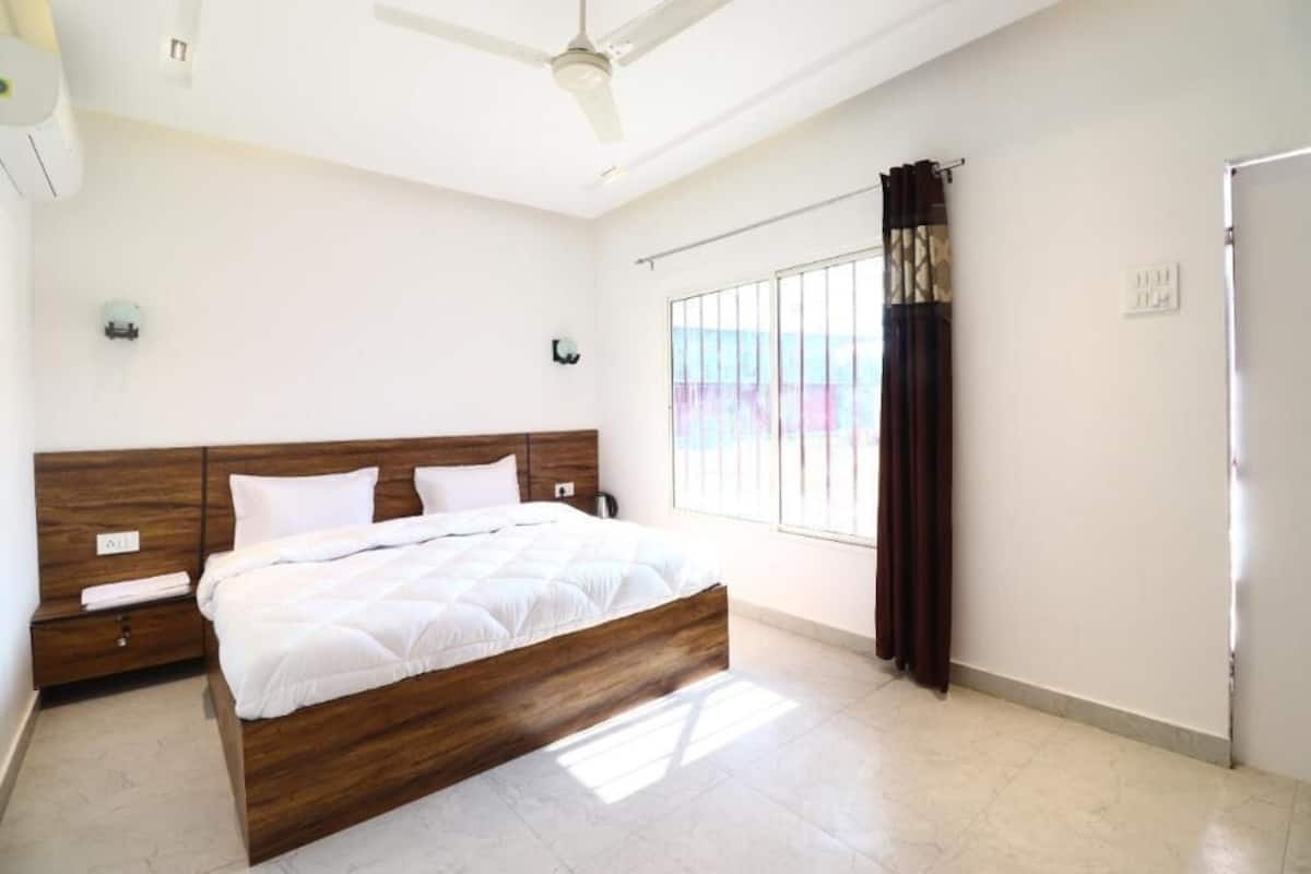 Classic Triple Room | Desk, laptop workspace, free WiFi
