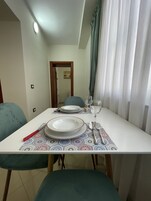 Leilighet – comfort, ikke-røyk, kjøkken | Oppholdsområde | Flatskjerm-TV