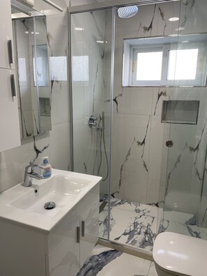 Deluxe Studio | Bathroom | Hair dryer, slippers, towels, toilet paper - Peace Apartments (Durrës)