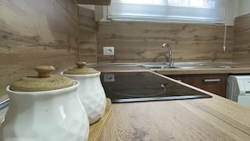 Full-sized fridge, oven, toaster, cookware/dishes/utensils