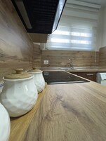 Refrigerador con freezer, horno, tostadora, utensilios de cocina