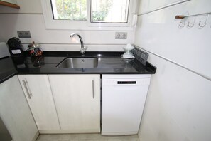 Een koelkast, een magnetron, een oven, een kookplaat