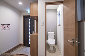 Bathroom - Tabitime Teradacho - 5 min to JR station~grand new house~max 8ppl (Osaka)