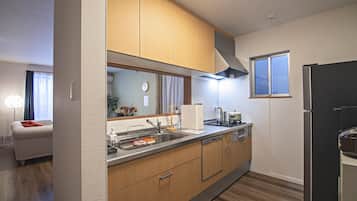 Full-size fridge, microwave, dishwasher, rice cooker