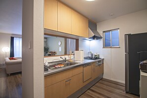 Refrigerador con freezer, microondas, lavavajillas, arrocera