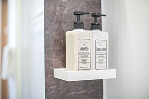 Đồ dùng nhà tắm miễn phí, máy sấy tóc, dép đi trong nhà 