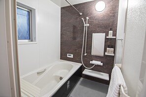 Artículos de tocador gratuitos, secador de pelo, pantuflas