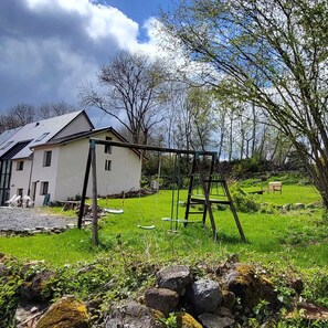 Children’s area - Cottage "Volcans" - 4 people, peaceful, close to Puy-de-Dôme, Vulcania, Lemptegy (Gelles)