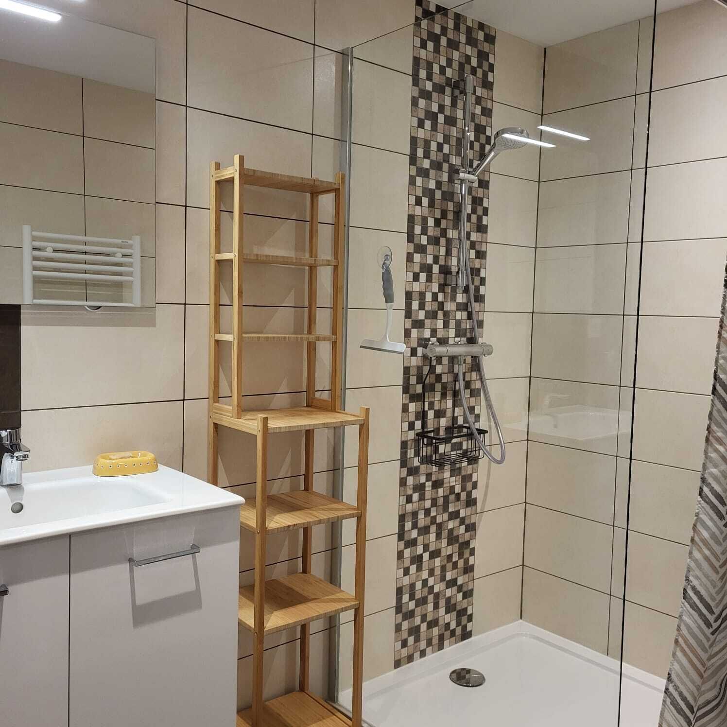 Salle de bain avec douche