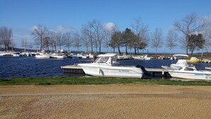A marina with multiple boats docked along the shore. - Appartement Village de Vacances (Parentis-en-Born)