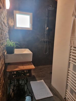 Shower, hair dryer - Maison Refaite à Neuf Style Industriel , Village à 4 km de la Baie de Somme (Saint-Quentin-la-Motte-Croix-au-Bailly)