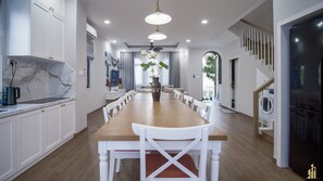 Kühlschrank, Herdplatte, Reiskocher, Kochgeschirr/Geschirr/Besteck