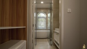 Rainfall showerhead, free toiletries, hair dryer, bathrobes - JB. Nguyen Villa NovaWorld Phan Thiet (Phan Thiet)
