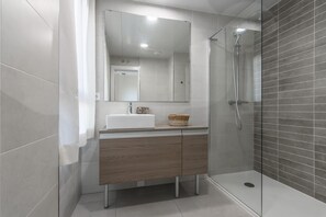 Dusche, Haartrockner, Bidet, Handtücher