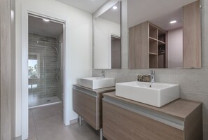 Een douche, een haardroger, een bidet, handdoeken