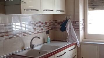 Fridge, oven, stovetop, coffee/tea maker