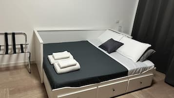 1 camera, una scrivania, ferro/asse da stiro, culla da viaggio