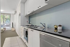 Fridge, microwave, oven, stovetop - A Modern & Comfy Studio Next to Darling Harbour (Sydney)