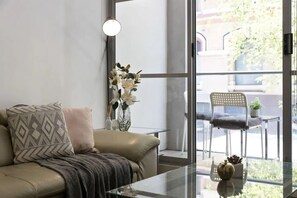 TV, offices - A Modern & Comfy Studio Next to Darling Harbour (Sydney)