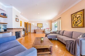 TV, fireplace - Villa Octavia - Spacious Family Villa (Guia)