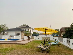 Hồ bơi ngoài trời