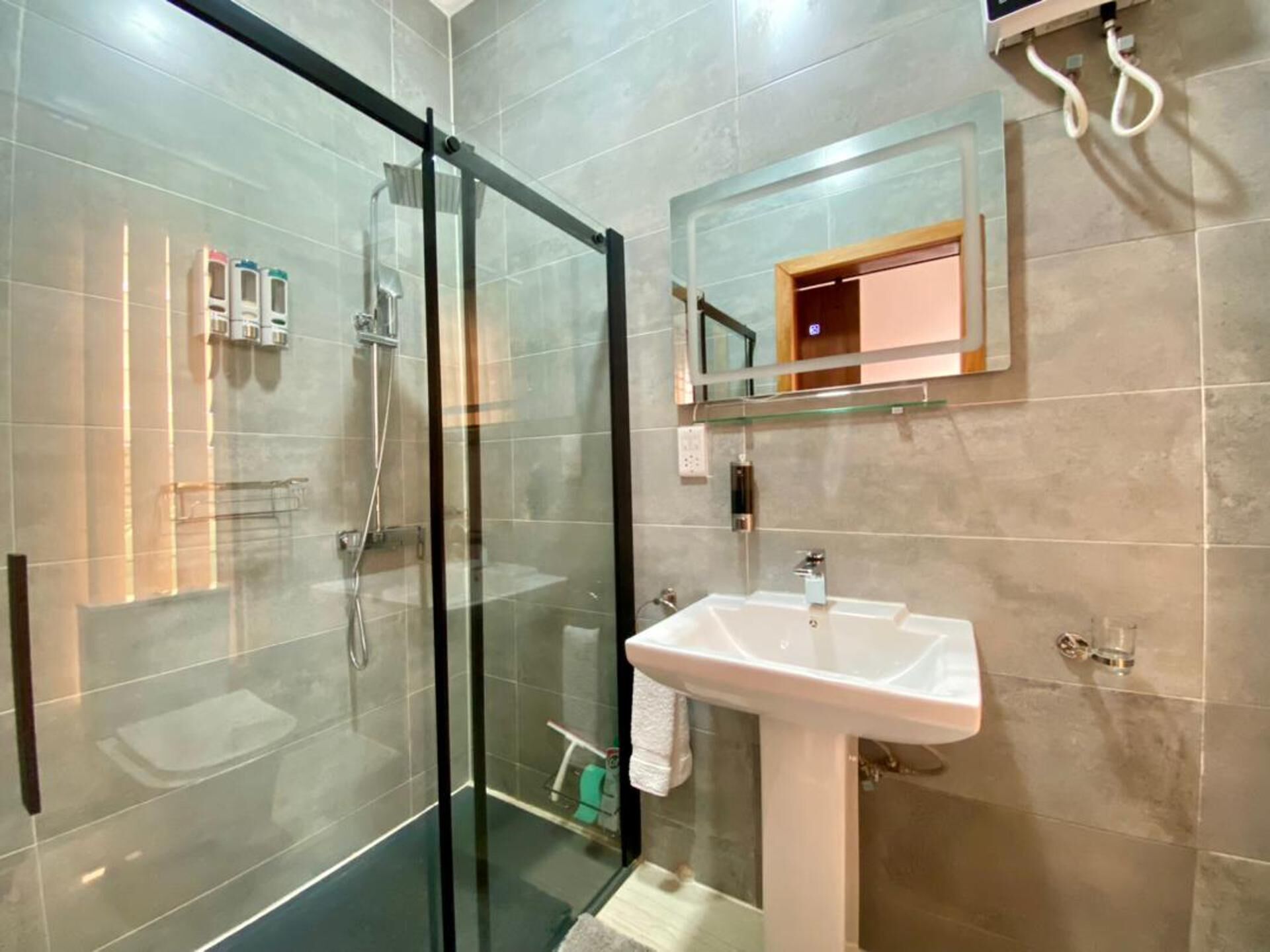 Douche, sèche-cheveux, serviettes fournies