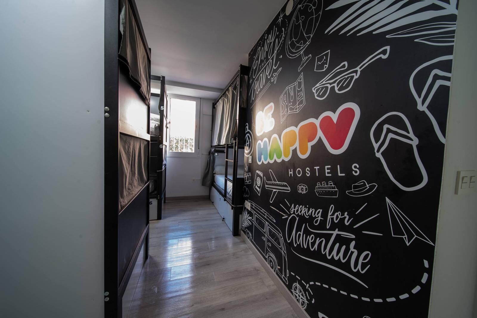 Espacio para trabajar con un portátil y cortinas opacas