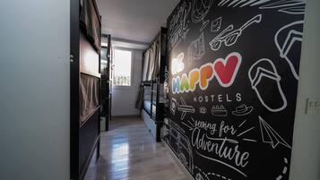 Espacio para trabajar con un portátil y cortinas opacas