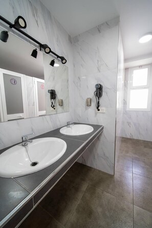 Dusche, Haartrockner, Handtücher, Toilettenpapier