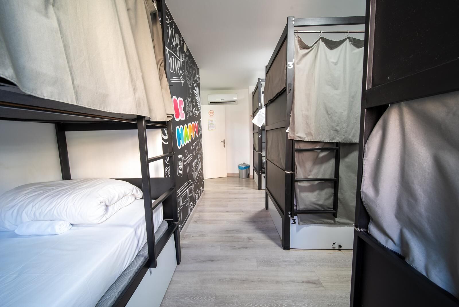 Espacio para trabajar con laptop, cortinas blackout y insonorización 