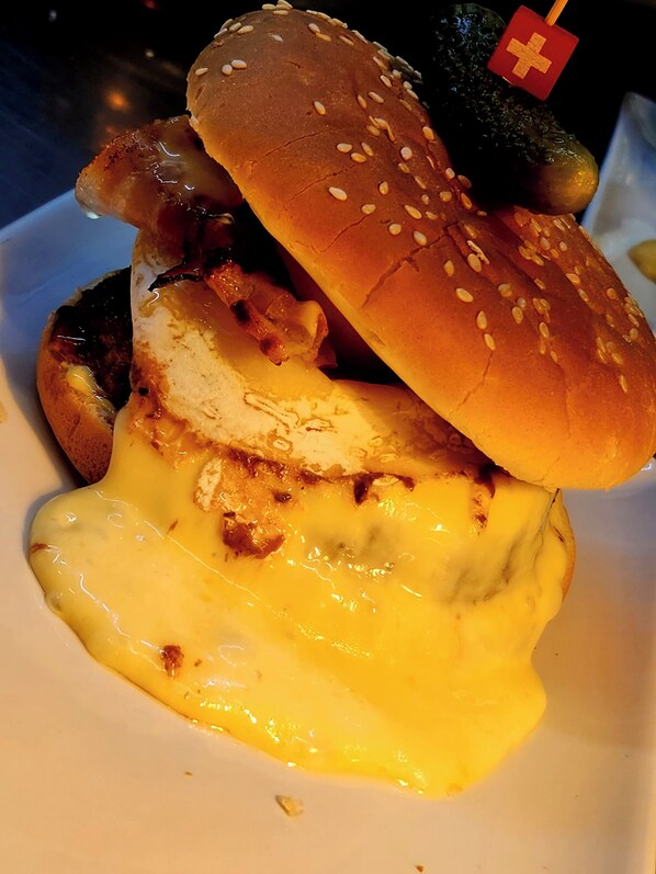 A sandwich with melted cheese and a flag on top. - Boutique Hotel Fusio (Lavizzara)