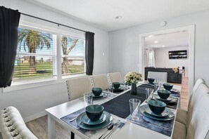 Dining - Poker table+Water Front+BBQ+Arcade+Hammock+Ping Pong+Pancakes+Coffee (Rockport)