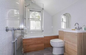 Haartrockner, Handtücher, Seife, Toilettenpapier