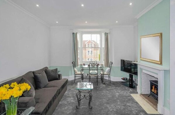 Een televisie en een open haard