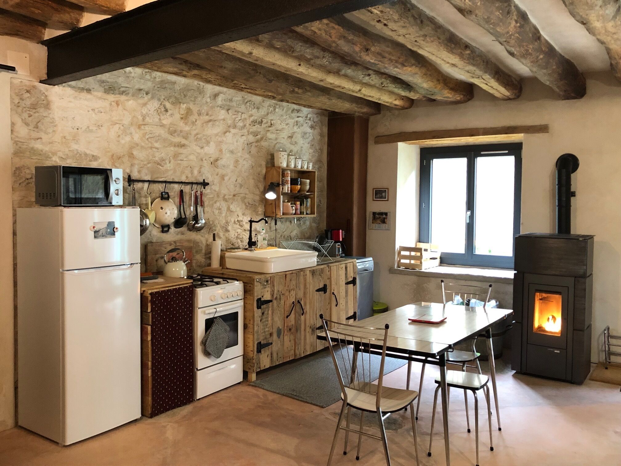 Kylskåp, mikrovågsugn, ugn och spishäll