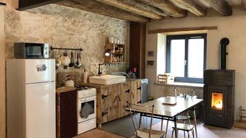 Kjøleskap, mikrobølgeovn, ovn og kokeplater