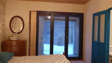 2 bedrooms, travel crib, free WiFi, bed sheets