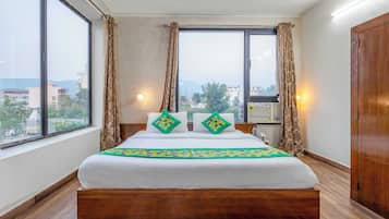 Deluxe Room | In-room safe, desk, iron/ironing board, free WiFi