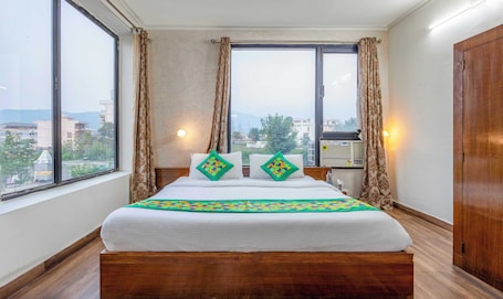 Caja de seguridad en la habitación y escritorio