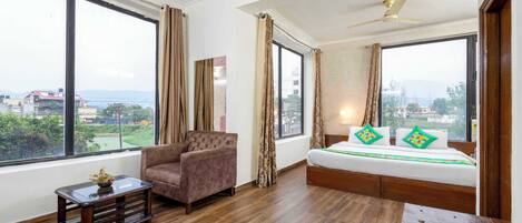 Deluxe Room | In-room safe, desk, iron/ironing board, free WiFi