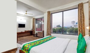 Deluxe Room | In-room safe, desk, iron/ironing board, free WiFi