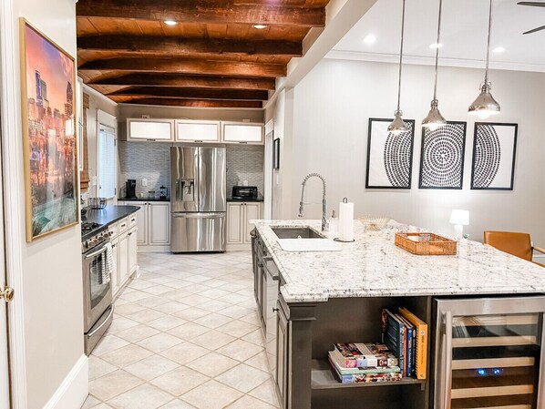 冷蔵庫、電子レンジ、オーブン、コンロ