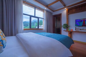 Habitación familiar, vistas a la colina | 2 dormitorios, escritorio, sistema de insonorización y wifi gratis