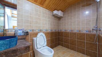 Habitación familiar, vista a la colina | Baño | Amenidades de baño gratuitas, secadora de cabello, pantuflas