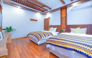 Superior Twin Room | Desk, soundproofing, free WiFi