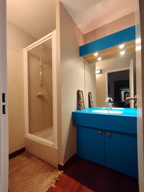 Douche, serviettes fournies, papier toilette