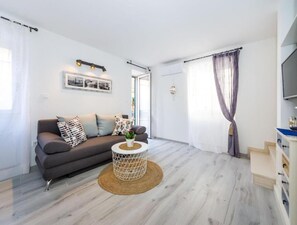 Apartamento Deluxe | Zona de estar | Una televisión LCD