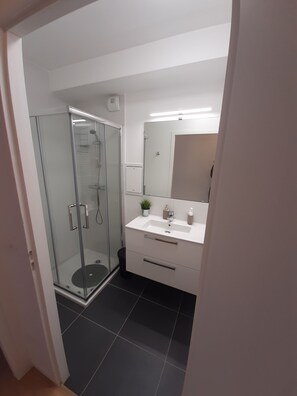 Dusche, Haartrockner, Handtücher, Seife