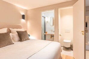 Ducha, secador de pelo, toallas y jabón